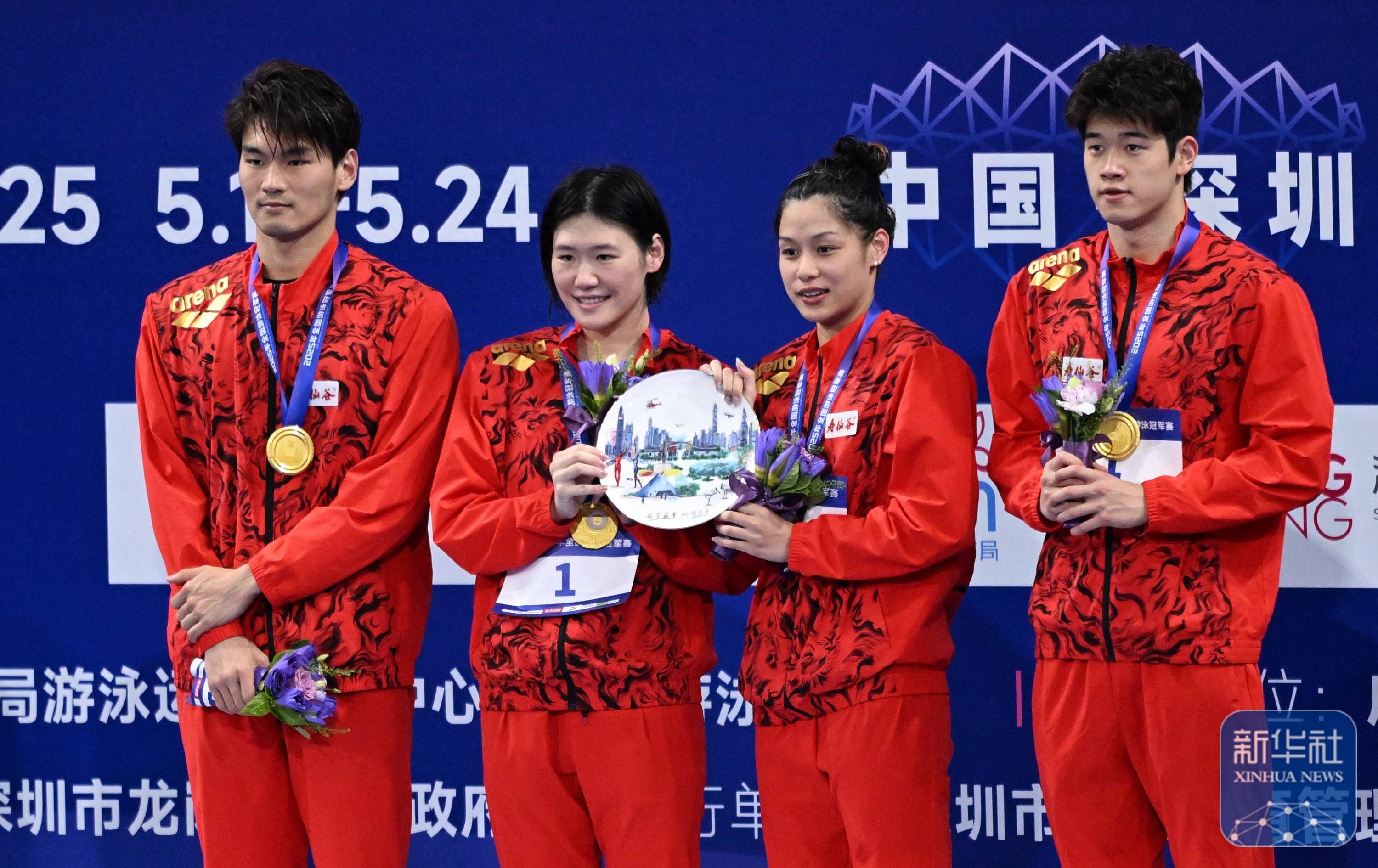 中国游泳选手创造新纪录获得冠军
