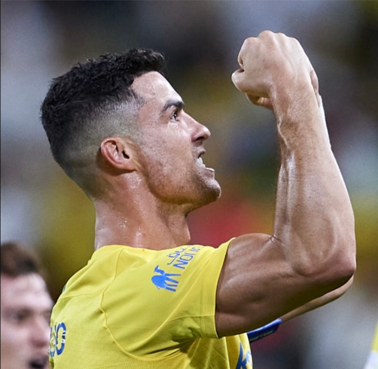 包含艾因特拉赫特红牛全队努力获得胜利继续领跑的词条