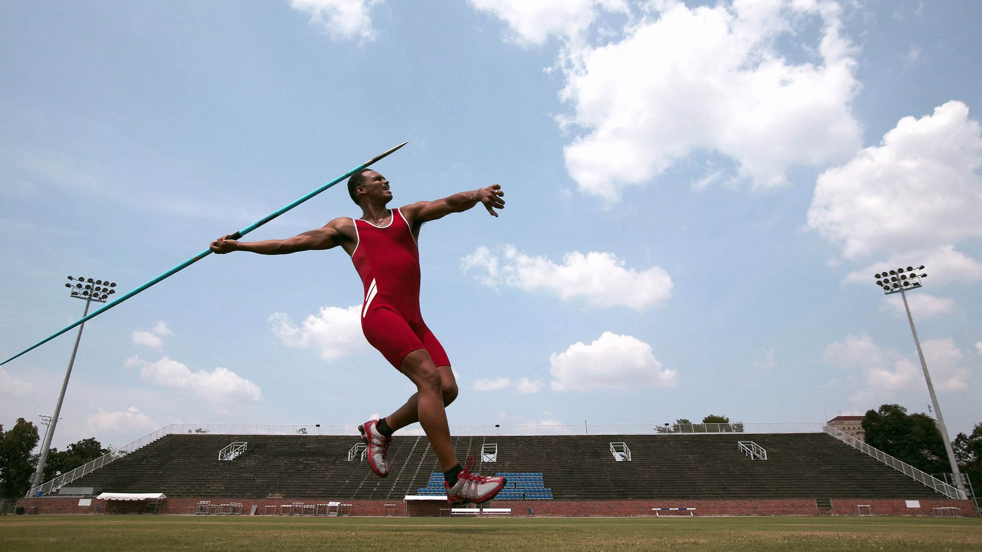 塞维利亚横扫AC米兰，法比尼奥中场魔术，欧战舞台再现西甲统治力